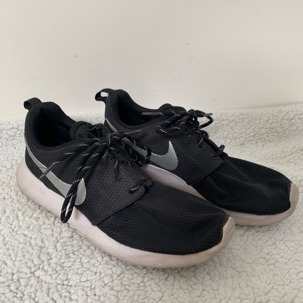 Black Nike Roches